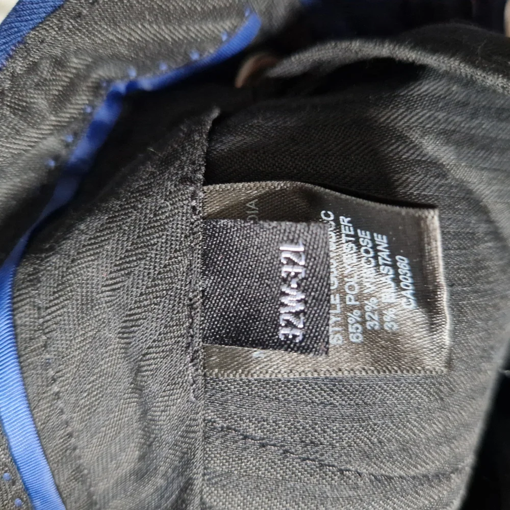 Charcoal Slim-Fit DKNY suit with Notched Lapels - Picture 3 of 8